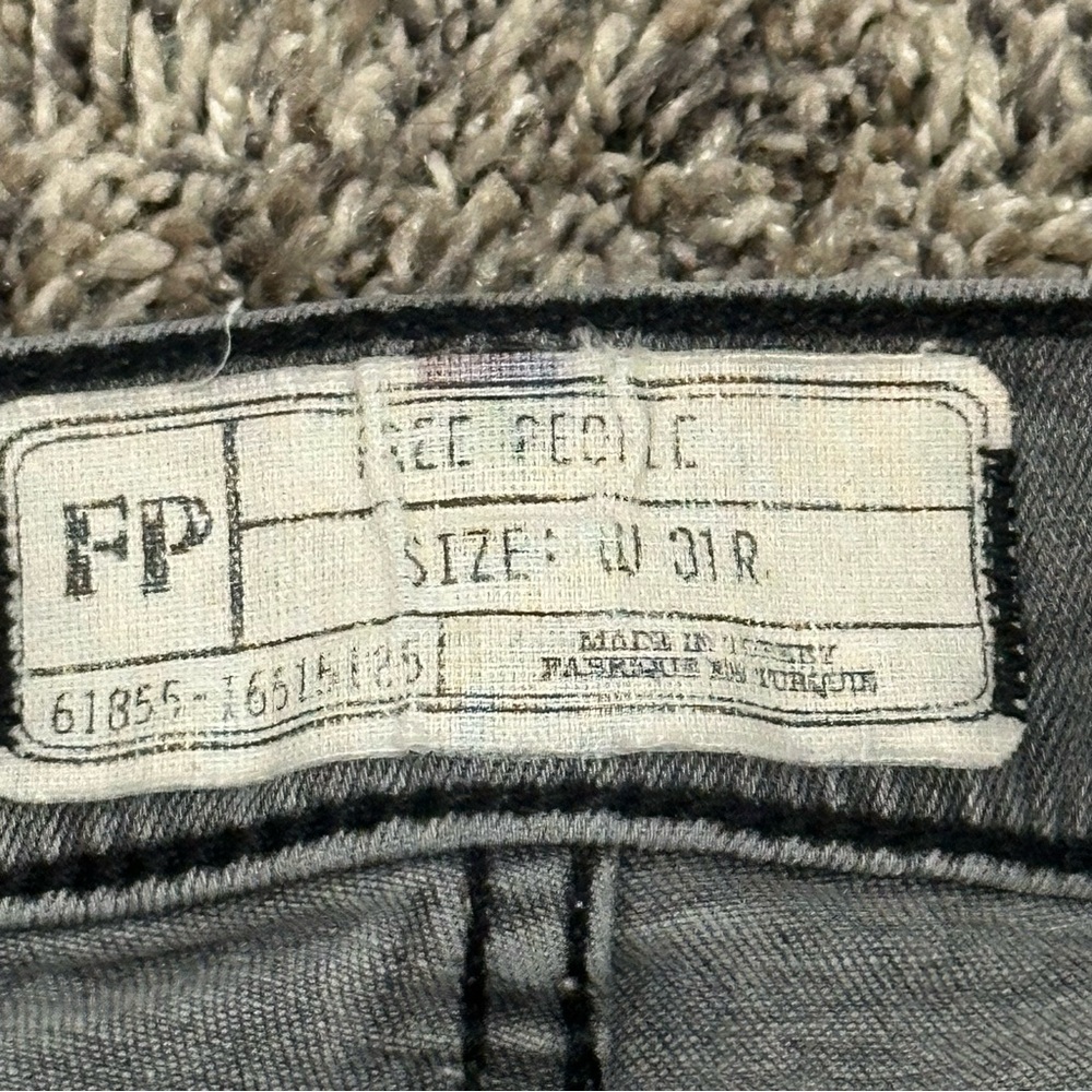 Free People black/grey wash jeans size 31 wholes in knees - Picture 6 of 9